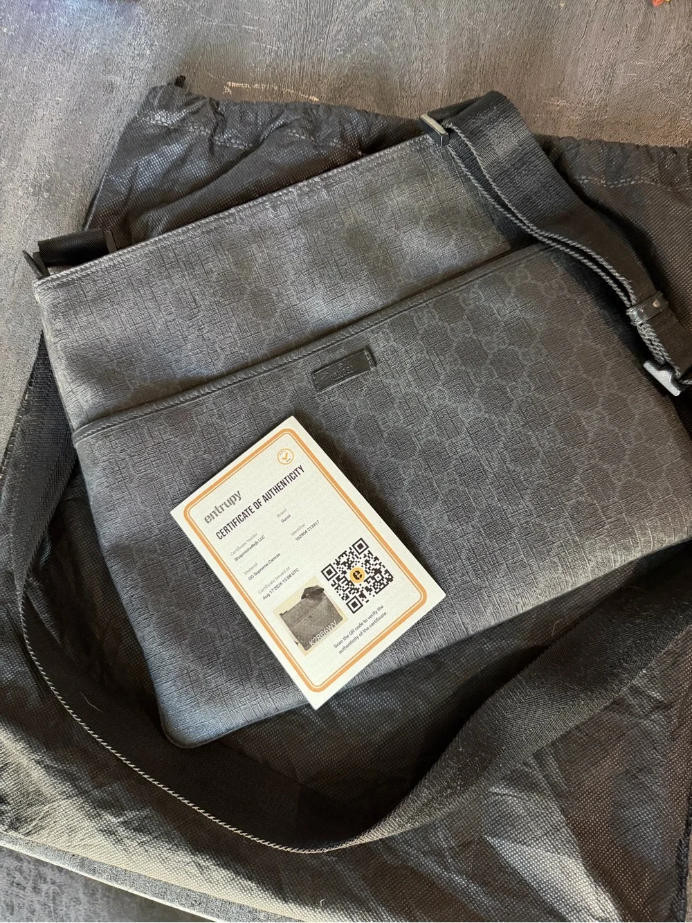 Gucci GG Supreme Canvas Monogram Messenger Bag in black/grey